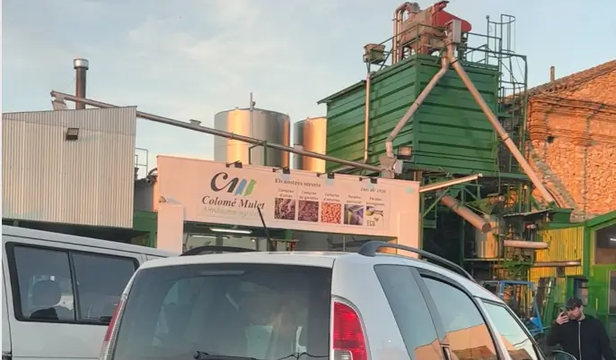 en attente des bouteilles d'huilled'olive
fin du pressage de l'huile d'olive